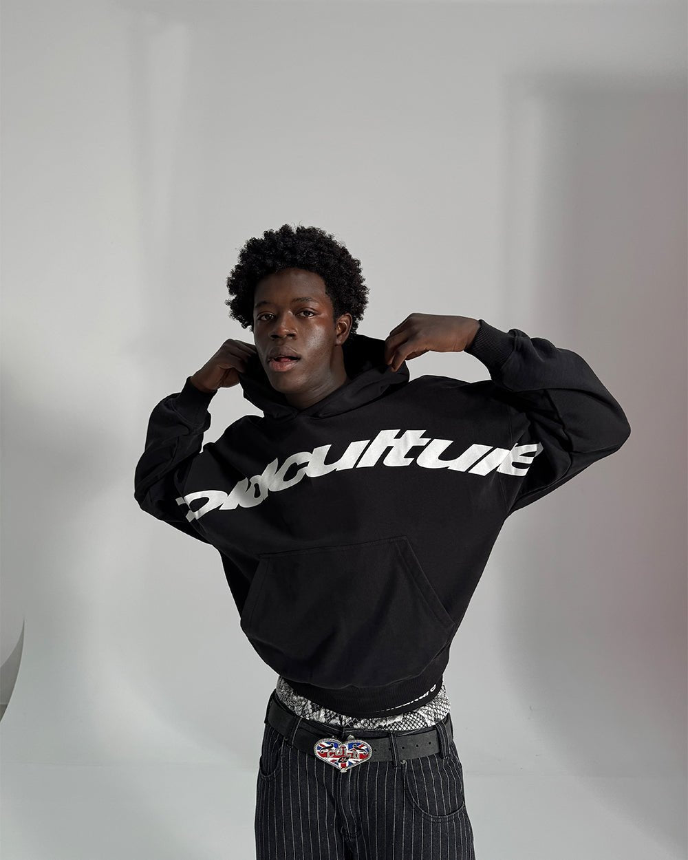 SUDADERA CON CUELLO CURVO NEGRO
