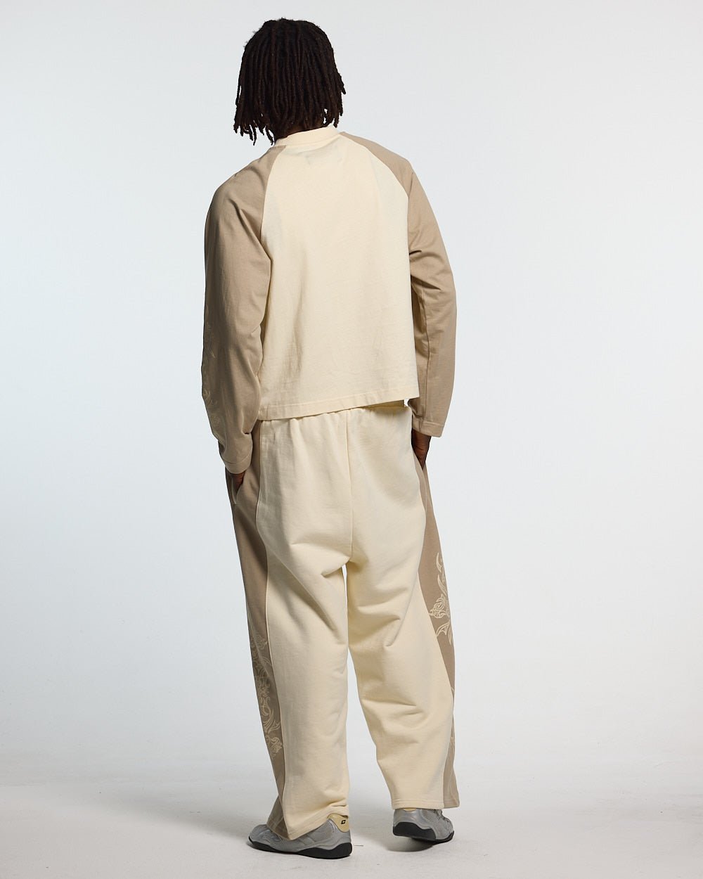 PANTALONES DEPORTIVOS TRIBALES GRIS Y BLANCO
