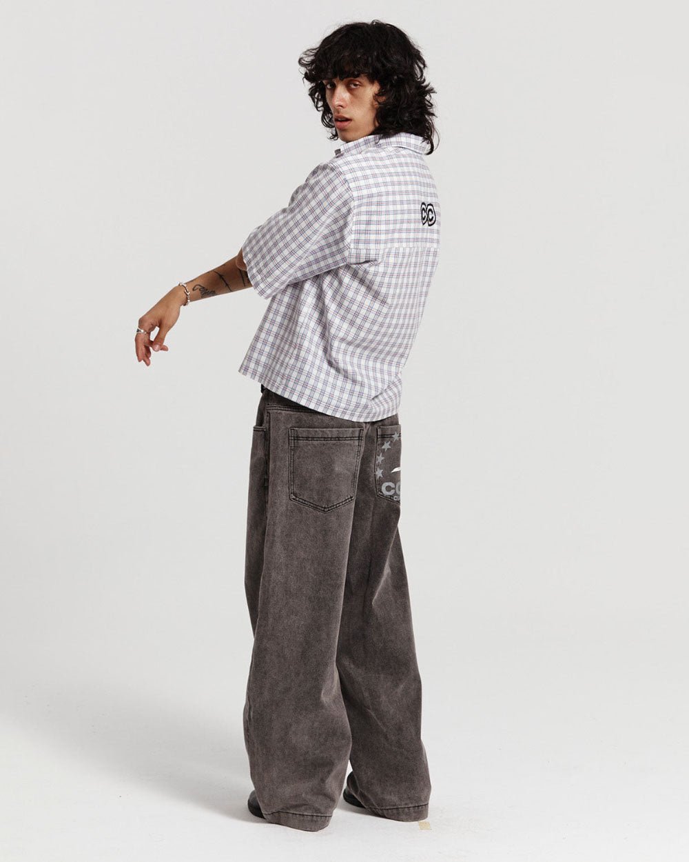 CAMISA CON UNA BOLSA Y MOTIVO CUADRADO
