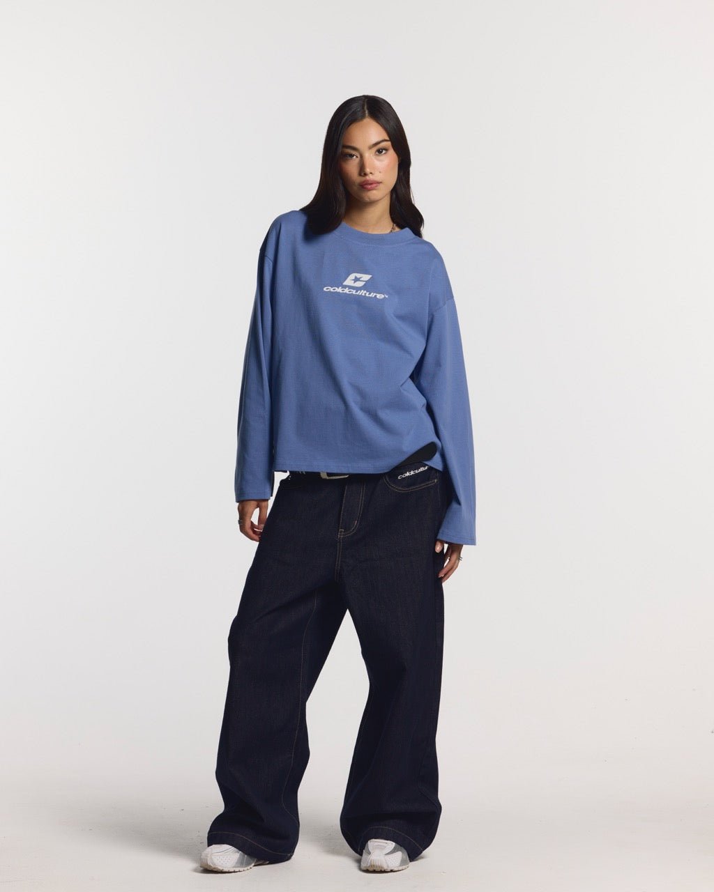 CAMISETA AZUL CON MANGAS LARGAS CURVADAS