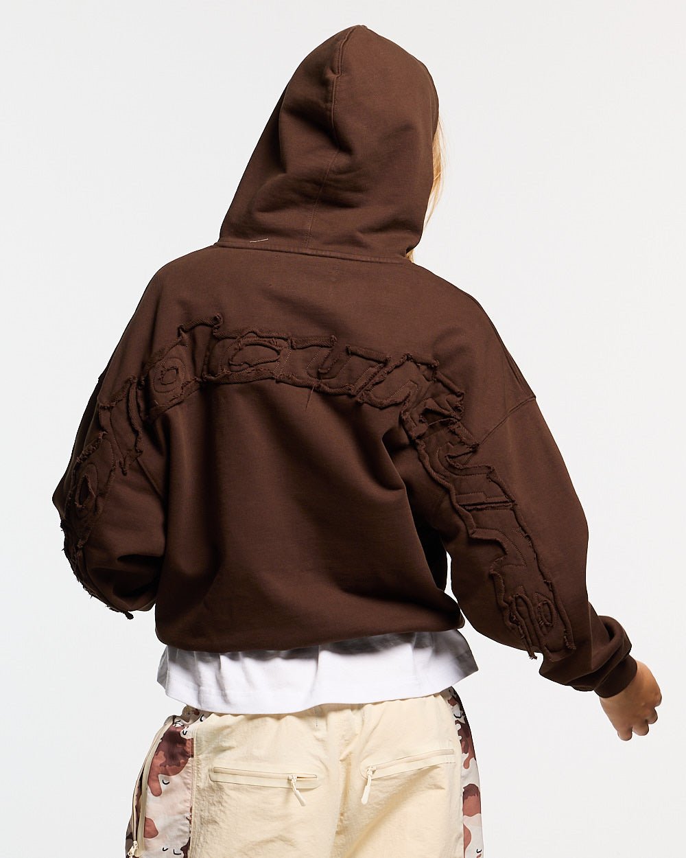 HOODIE CURVADO DE ESTILO DISTRESSED MARRÓN HOODIE CURVADO DE ESTILO DISTRESSED MARRÓN