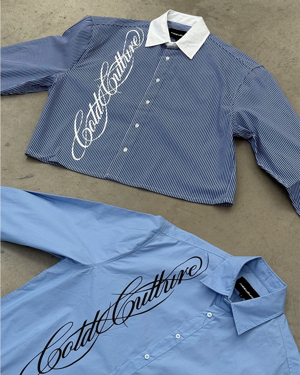 CAMISA CON TEXTO AZUL Y BLANCO