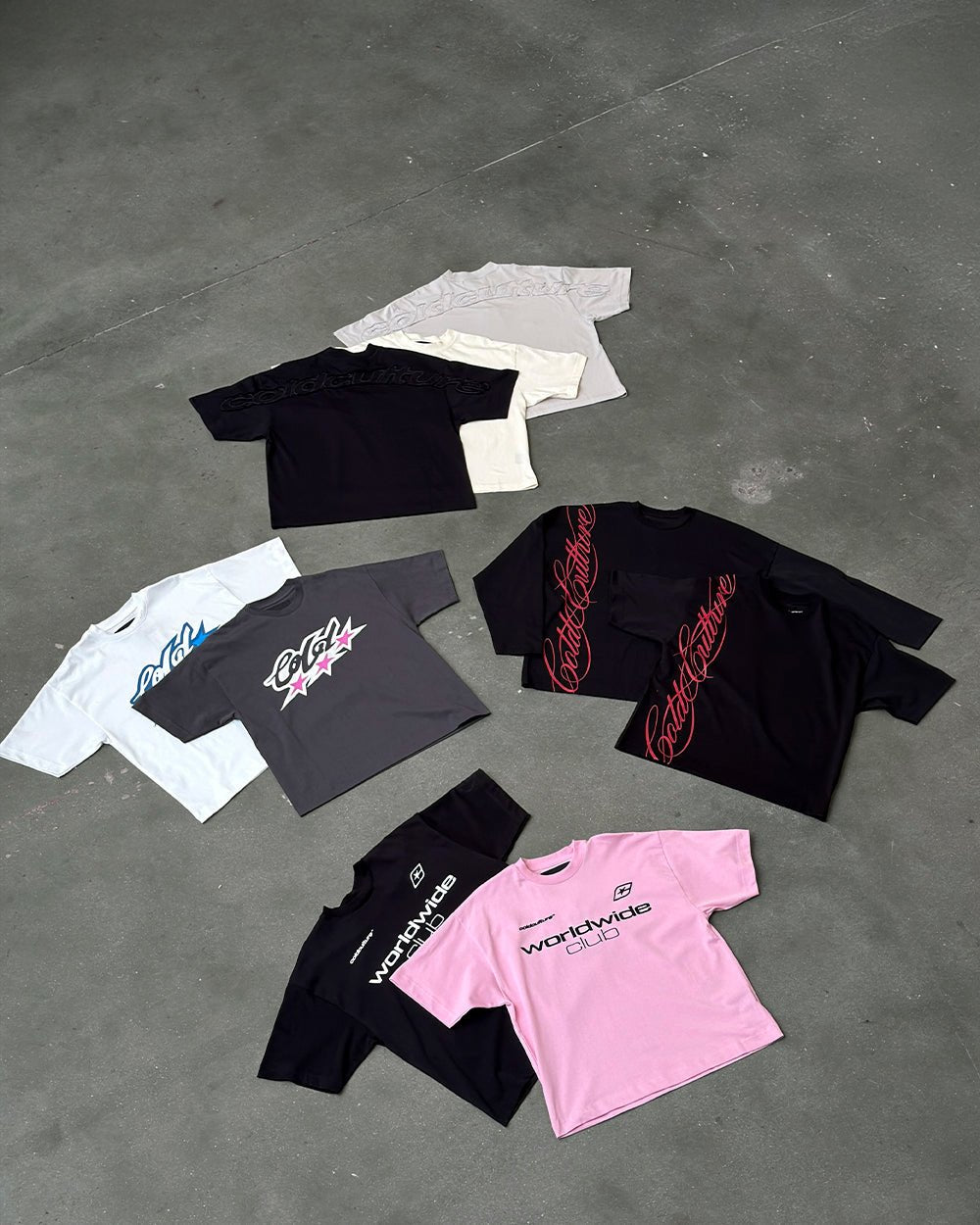 CAMISETA CURVA DE ESTILO DESGASTADO CREMA