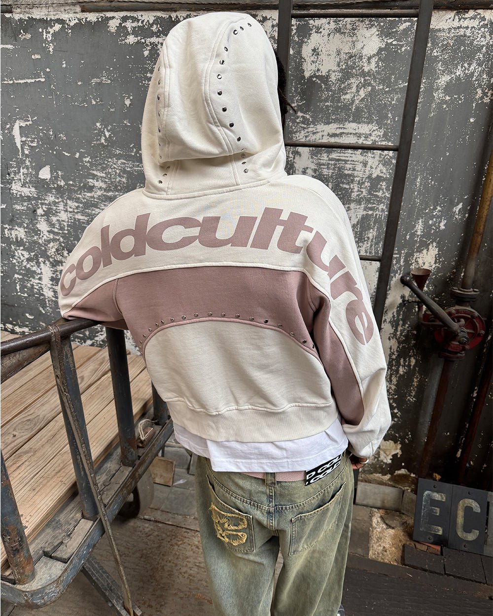 HOODIE CON CIERRE ESTUDIADO GRIS CLARO
