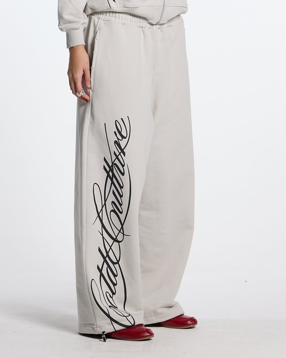 PANTALONES DEPORTIVOS SCRIPT GRIS CLARO