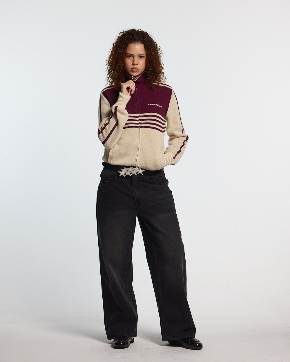 CHALECO DE PUNTO CON CIERRE ZIP BEIGE Y BURDEOS
