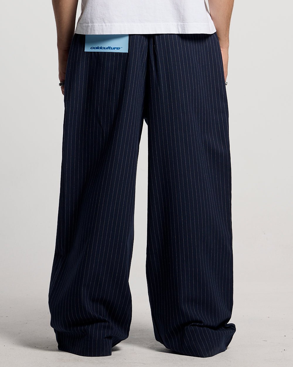 PANTALONES CON LÍNEA DE COSTURA