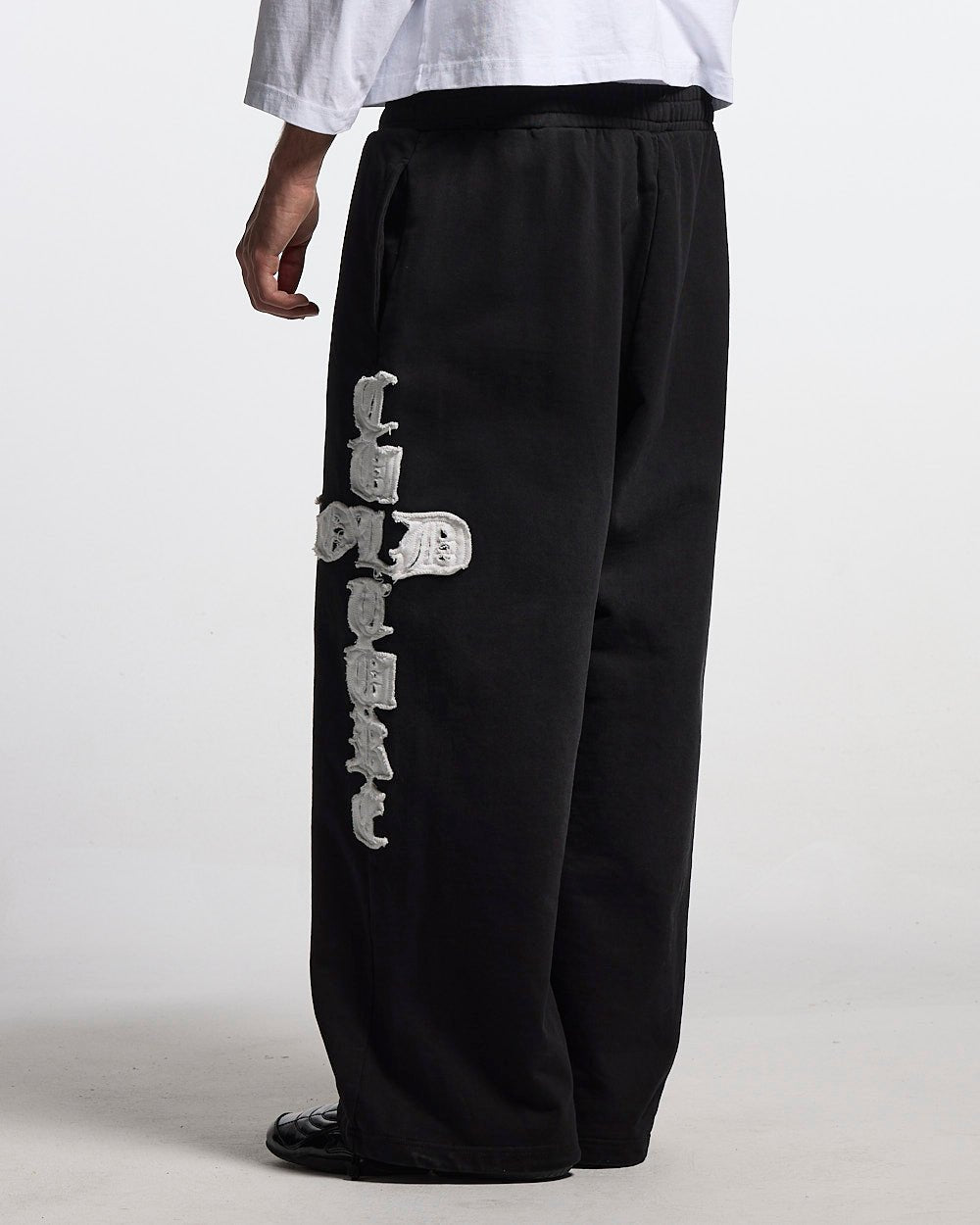 PANTALONES DEPORTIVOS CRUZADOS NEGROS