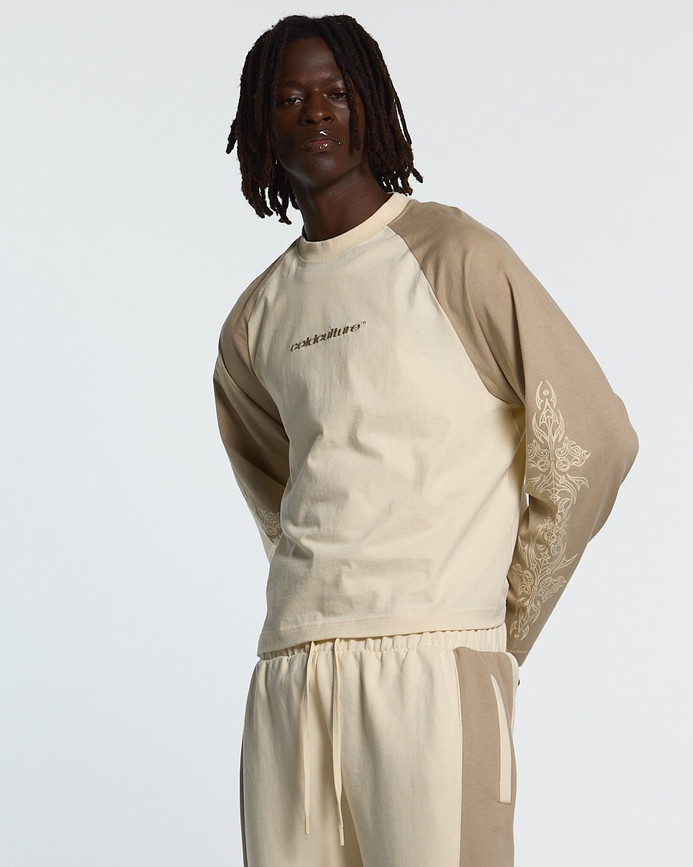 CAMISETA LARGA TRIBAL GRIS Y BLANCO OFICINA