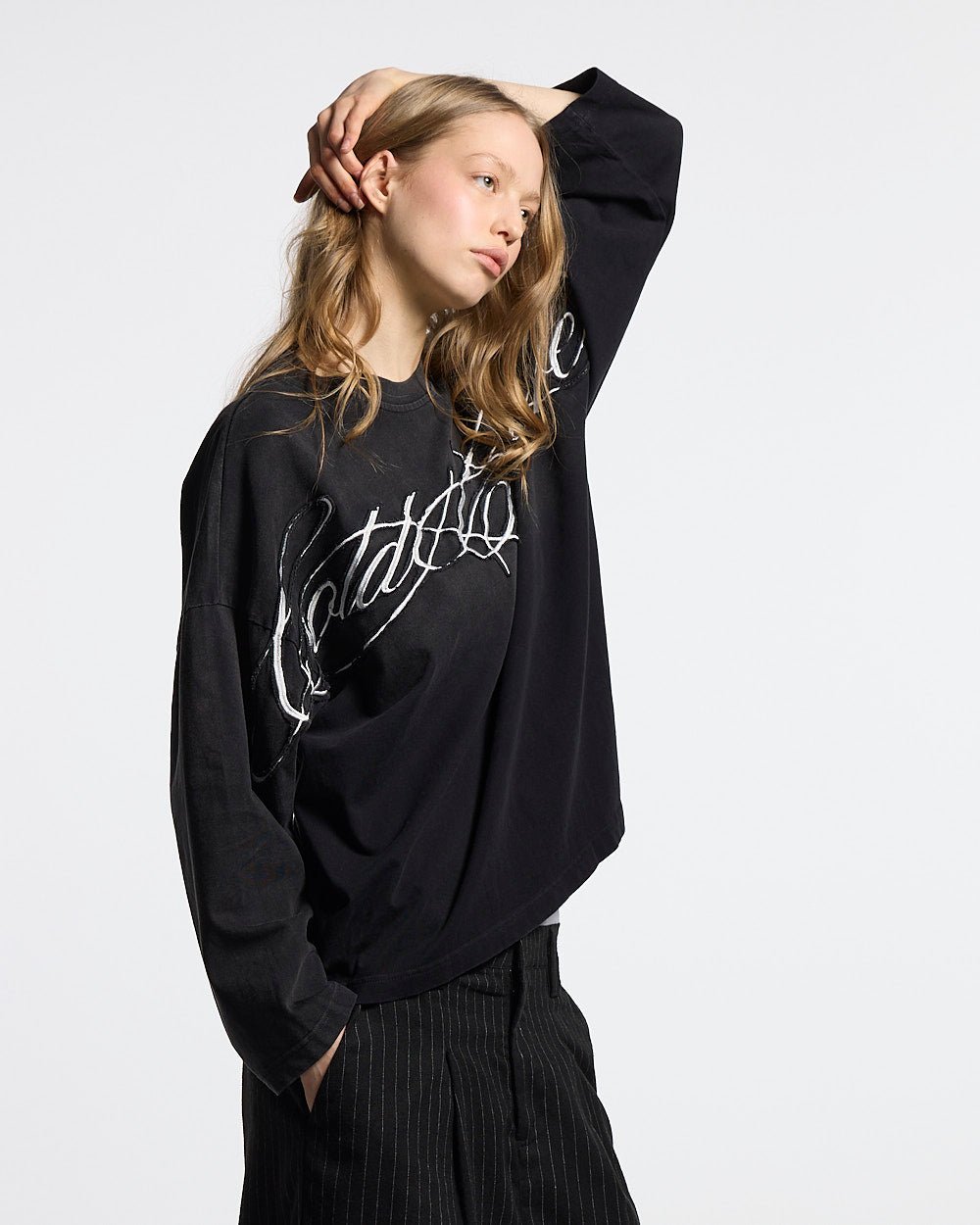 CAMISETA LARGA CON ESTAMPADO CRUZADO 2.0 NEGRO