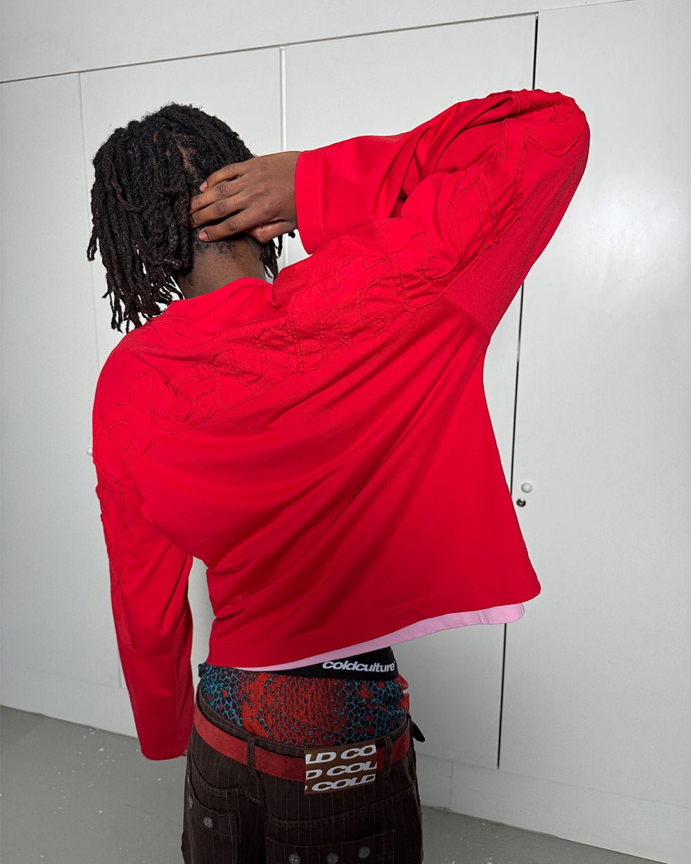 CAMISETA DE MANGA LARGA CON CURVAS ROJA