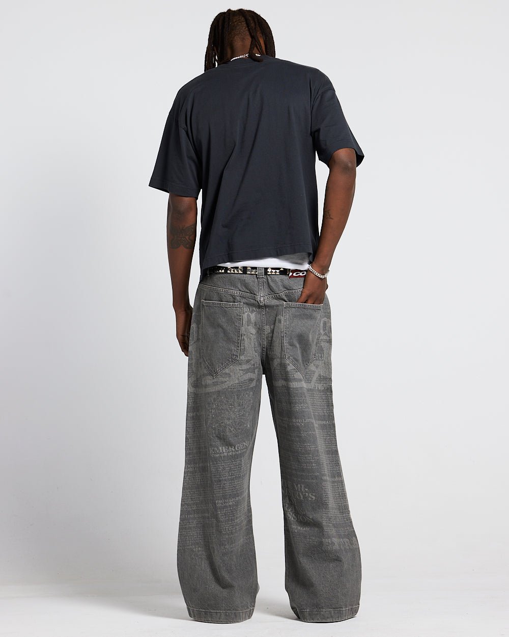 PANTALONES V3 DE PERIÓDICO GRIS