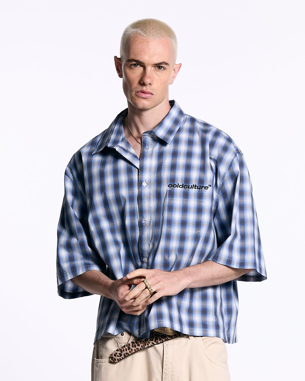 CAMISA DE UNA BOLSILLO AZUL DESFOCO