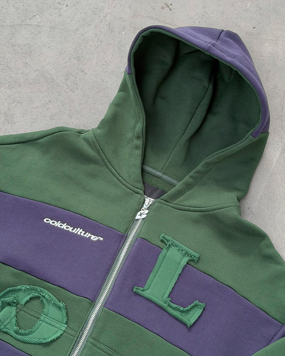 CHANDAL CON CIERRE Y BOLSO VERDE Y AZUL MARINO