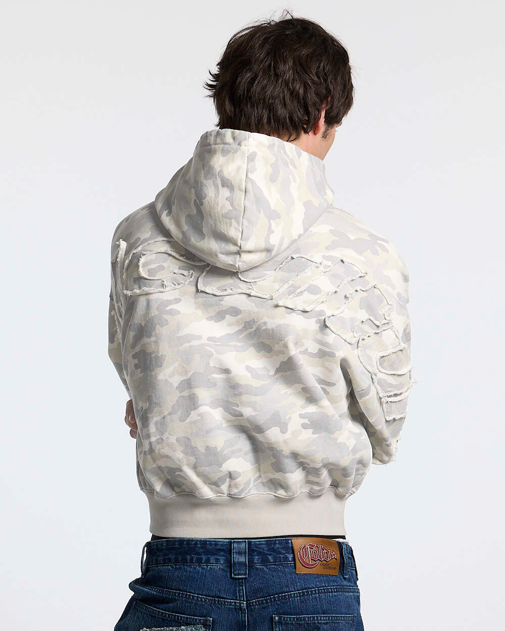 HOODIE CURVADO CON ESTAMPADO CAMO GRIS