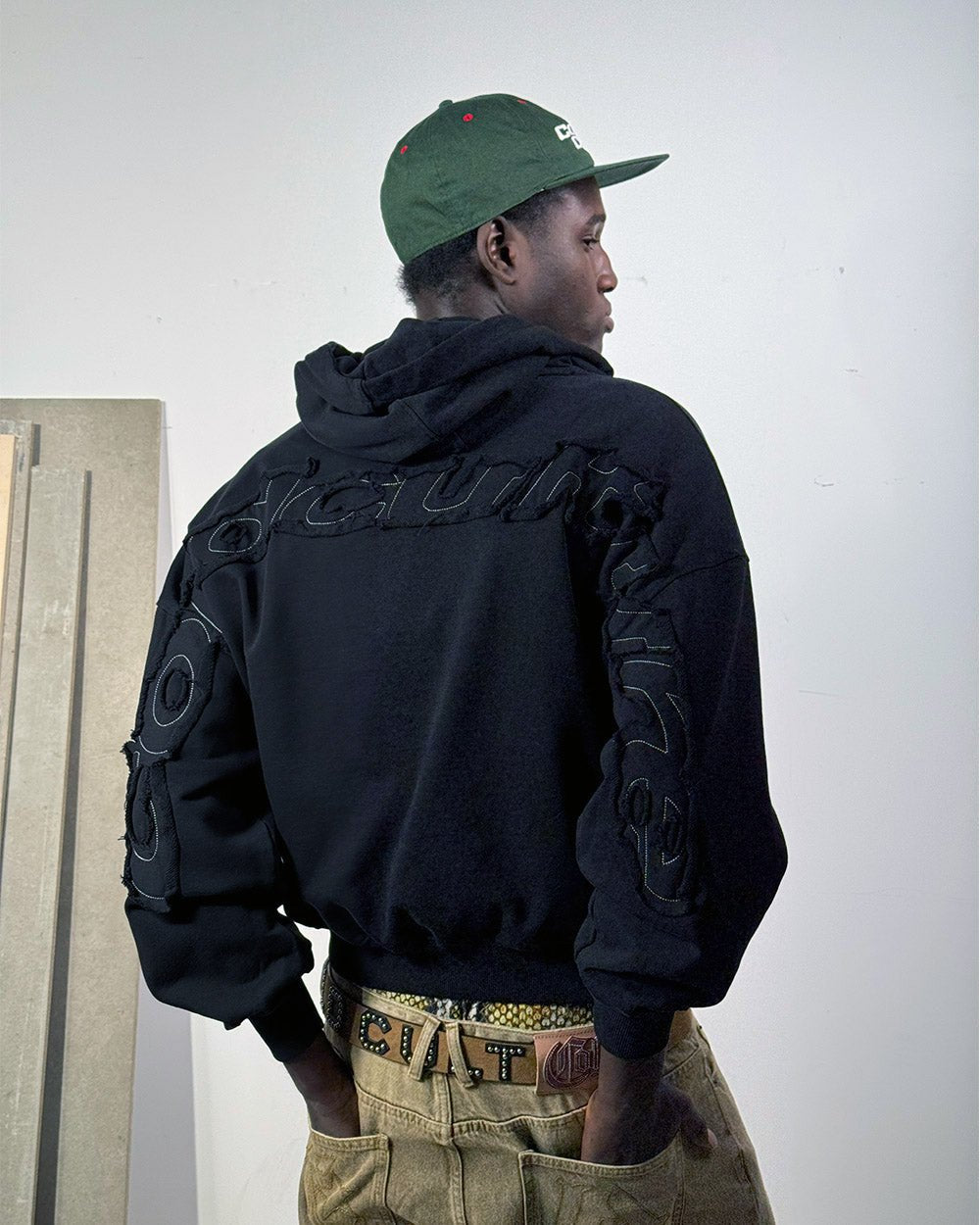 HOODIE CURVADO DISTRESS NEGRO