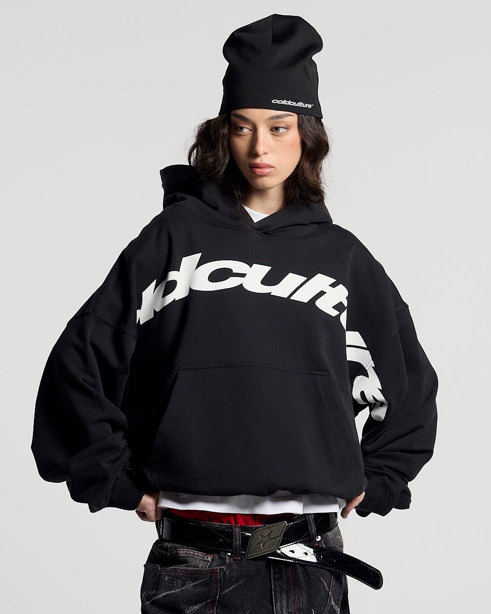 SUDADERA CON CUELLO CURVO NEGRO