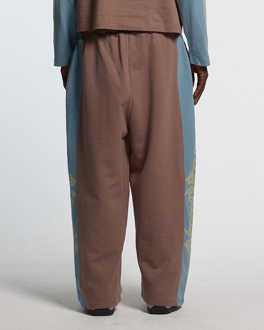 PANTALONES DEPORTIVOS TRIBALES MARRONES Y AZULES
