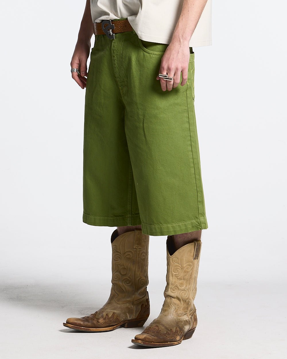 PANTALONES CORTOS CON COSTURA COLOR VERDE DE CACTUS
