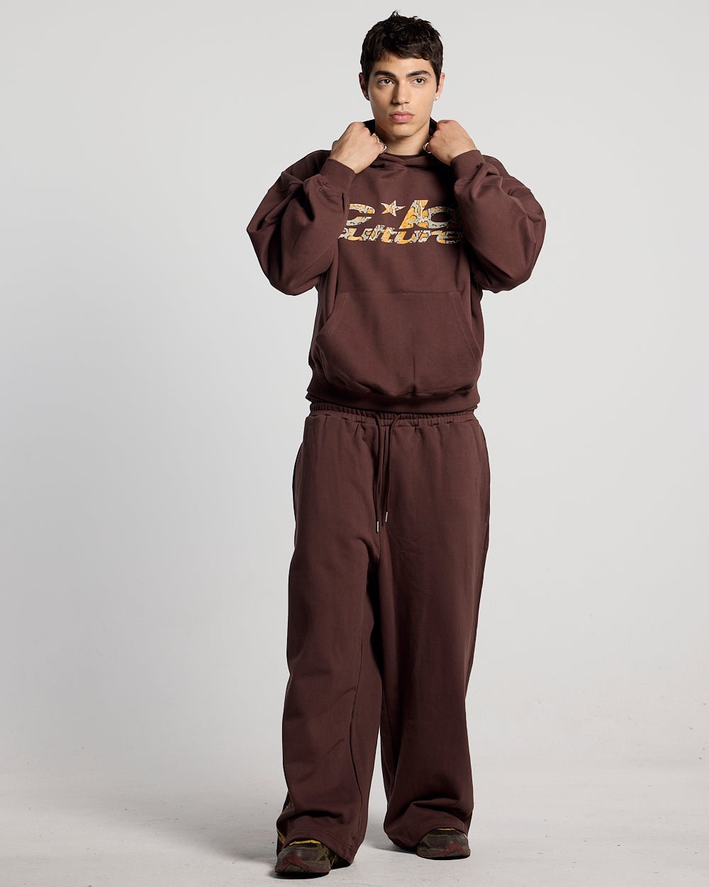 PANTALONES DE SUDADERA WILD SNAKE COLOR MARRÓN