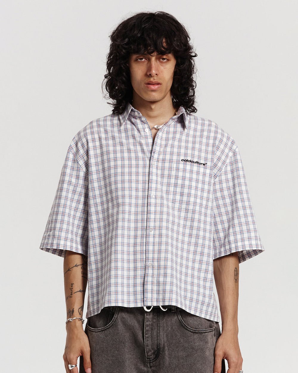 CAMISA CON UNA BOLSA Y MOTIVO CUADRADO