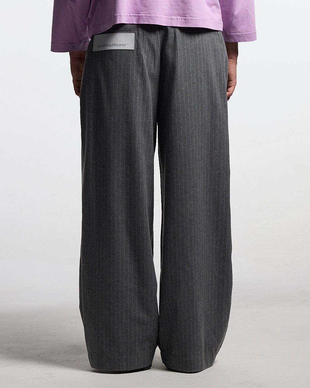 PANTALONES CON LÍNEA EFECTO COSTURA GRIS