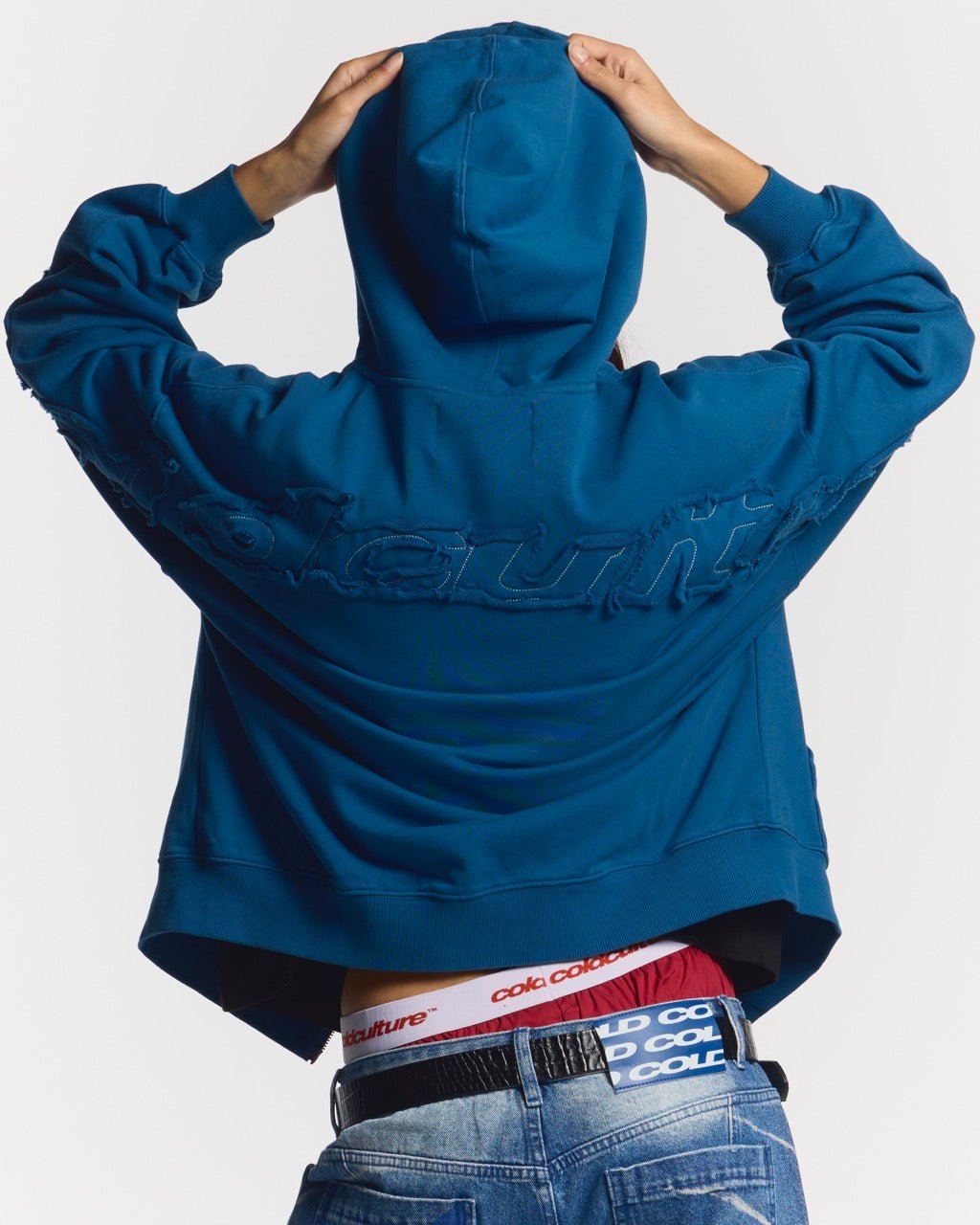 HOODIE CURVADO CON CIERRE ZIP DE COLOR AZUL OSCURO