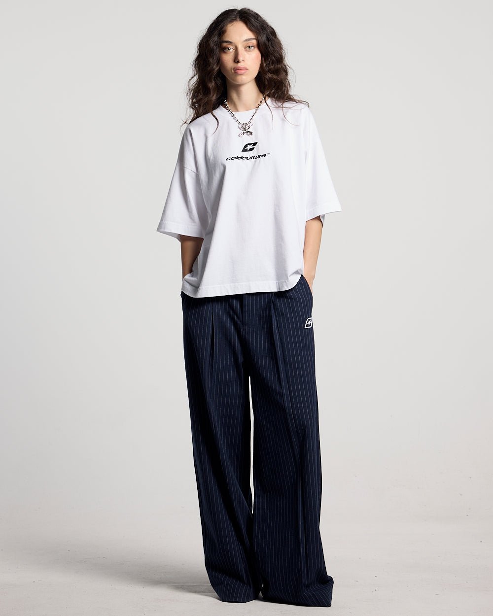 PANTALONES CON LÍNEA DE COSTURA