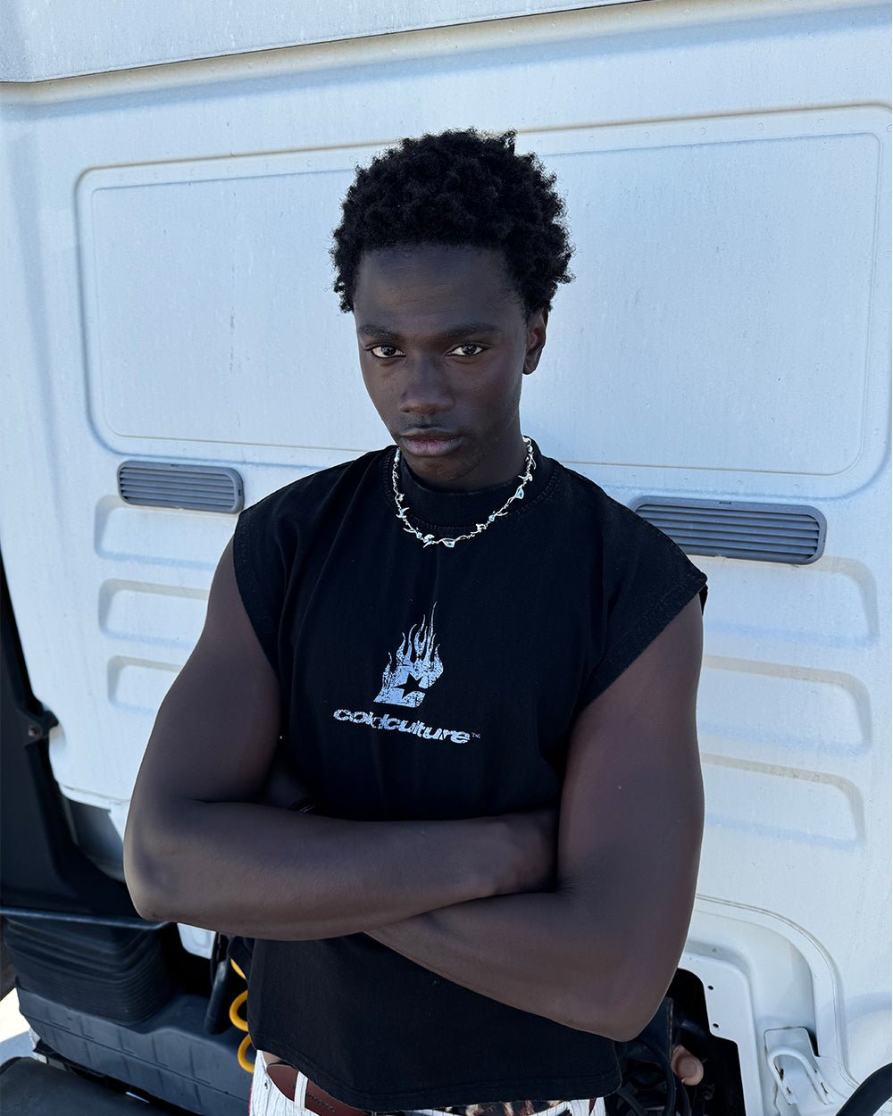 CAMISETA AJUSTADA NEGRO ÁCIDO