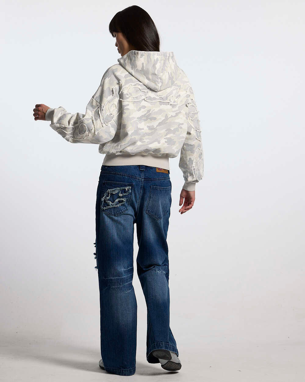 HOODIE CURVADO CON ESTAMPADO CAMO GRIS